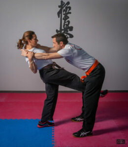 Defense Etrangelement de face Krav Maga Tours