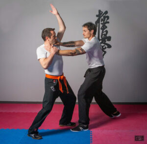 Defense étranglement avec poussée Krav maga Tours