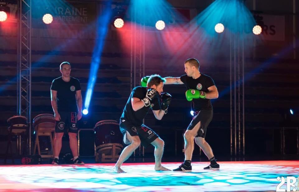 Cours de Boxe Combat à Tours - TeamK37 1 Combinaison de boxe anglaise pendant une démonstration TeamK37