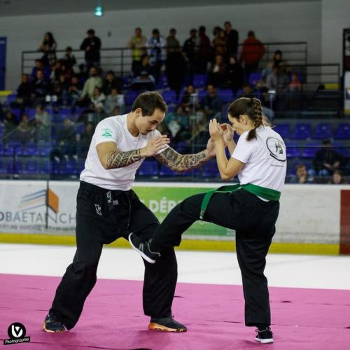 Amandia coup de pied direct